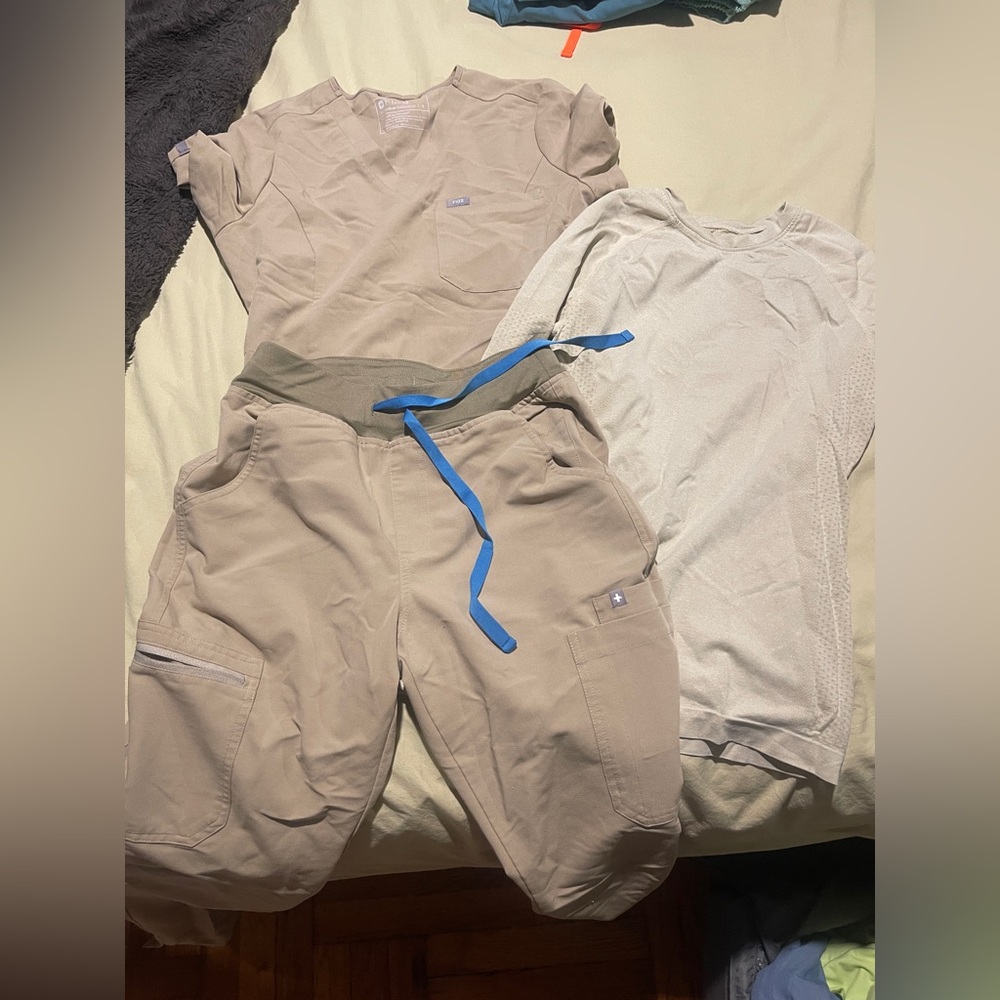 SANDSTONE scrub set.